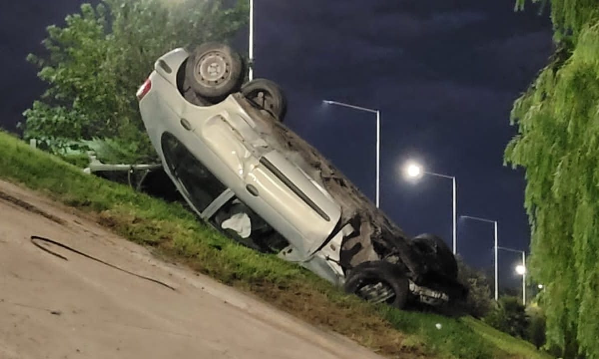 Video: una pareja cayó de la Circunvalación y volcó en su auto