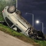 Video: una pareja cayó de la Circunvalación y volcó en su auto