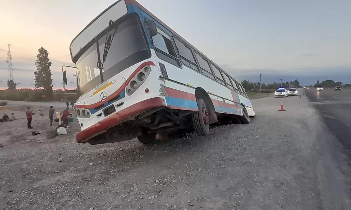 Un colectivo con trabajadores volcó en un desagüe en Ruta 40
