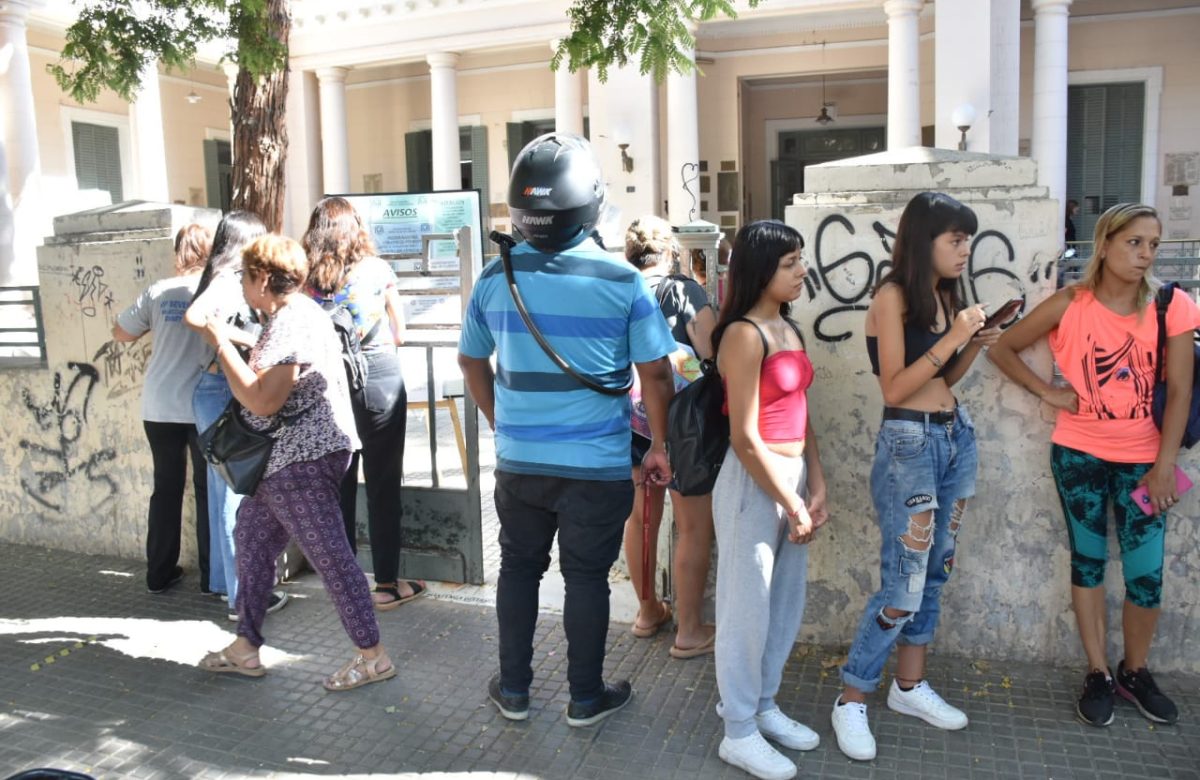 Alumnos y padres del Colegio Nacional fueron a consultar por las clases, pero no los atendieron