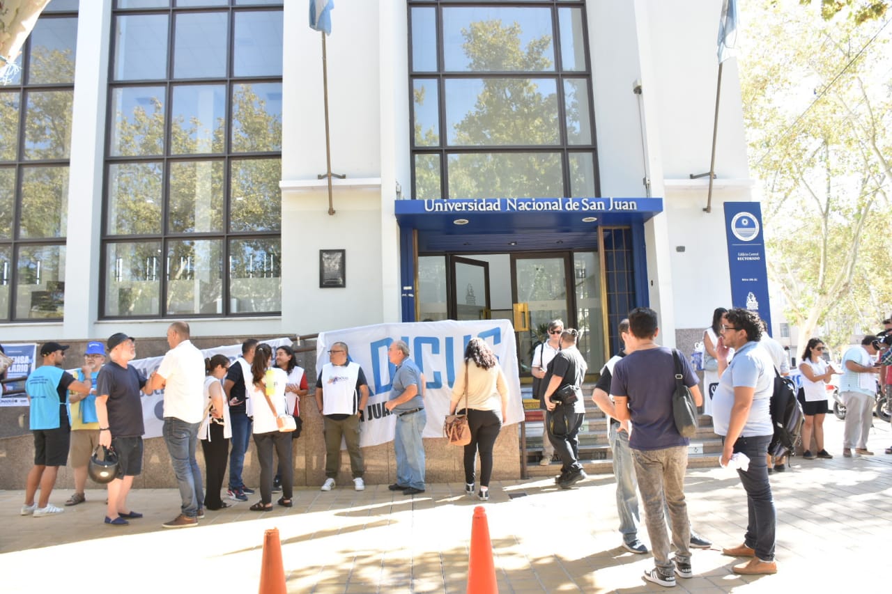 Universitarios definen medidas de fuerza para agosto