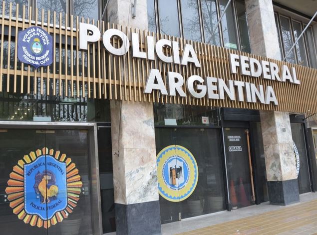 Policía Federal por amenazó con su arma a hijas de mecánico, creyendo que el padre lo estafó