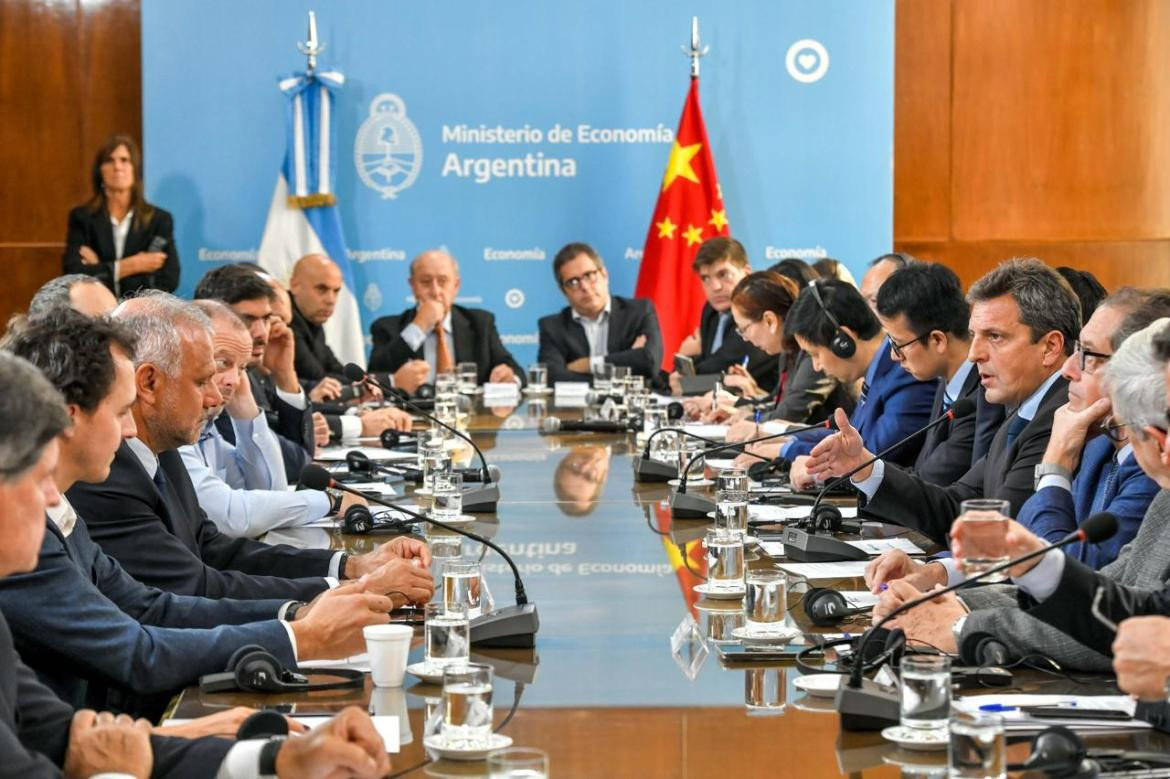 Sergio Massa anunció que Argentina deja de pagar importaciones de China en dólares y pasa a yuanes