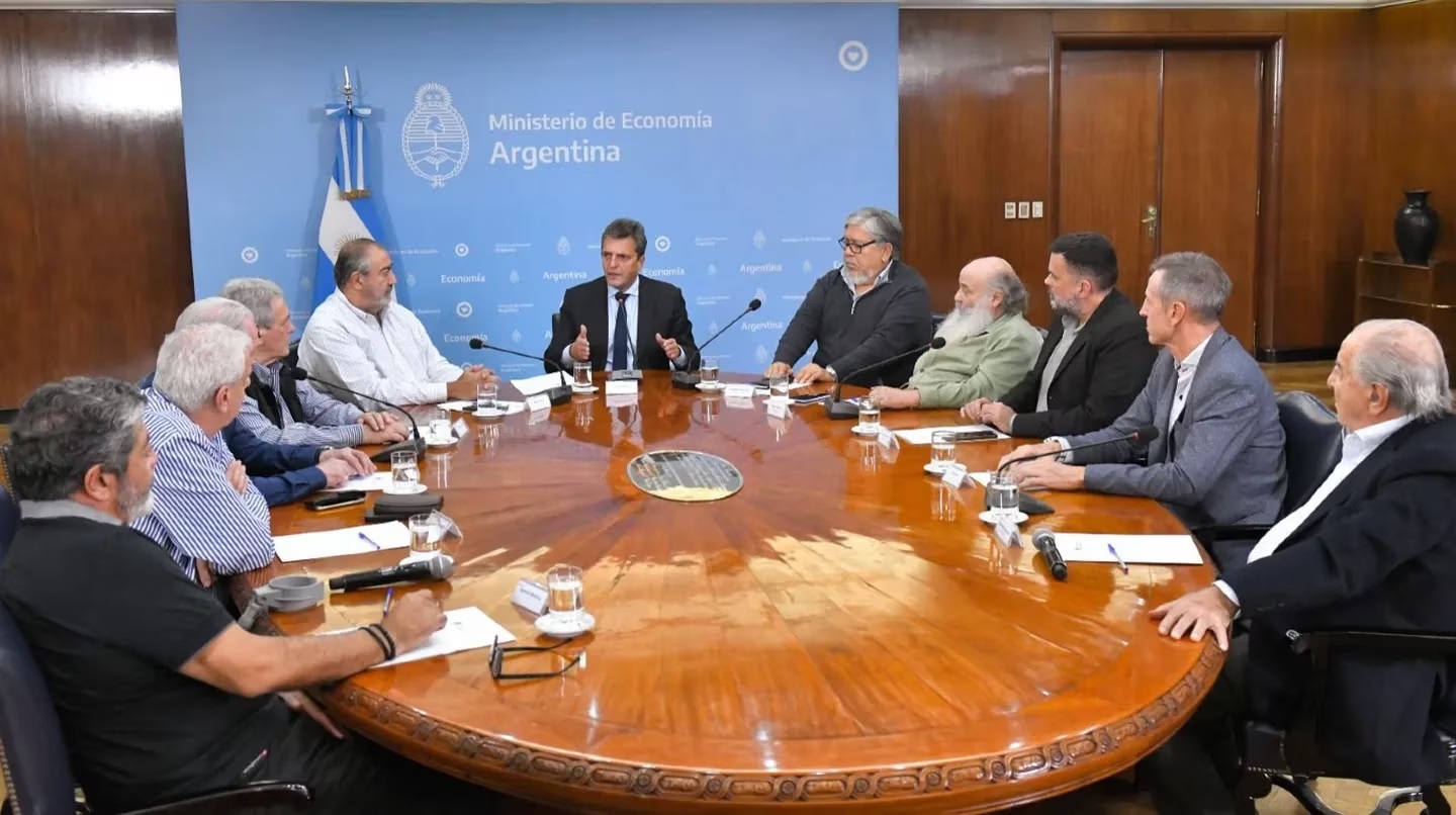 El gobierno convocará a gremios y empresarios