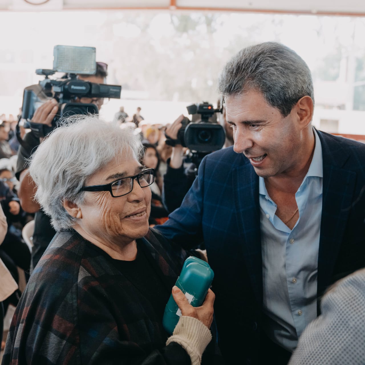 Uñac entregó más de 2000 pares de anteojos en Rivadavia