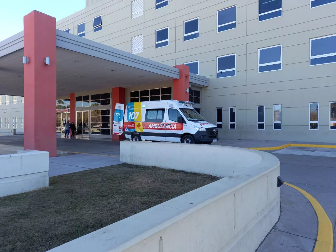 Una mujer grave tras violento choque                                 de una camioneta contra un cerro