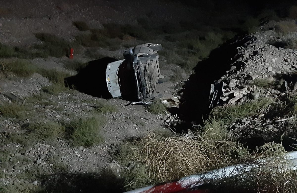 Un fallecido tras volcar un vehículo y caer a un barranco