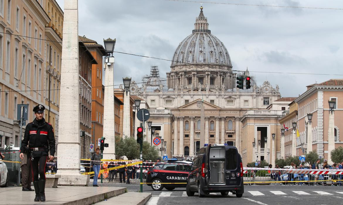 Un auto irrumpió en el Vaticano: lo frenaron a los tiros y terminó detenido
