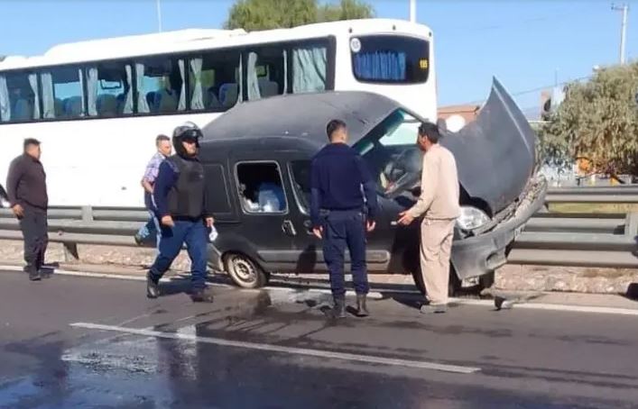 Conductor perdió el control y quedó sobre guardarrail