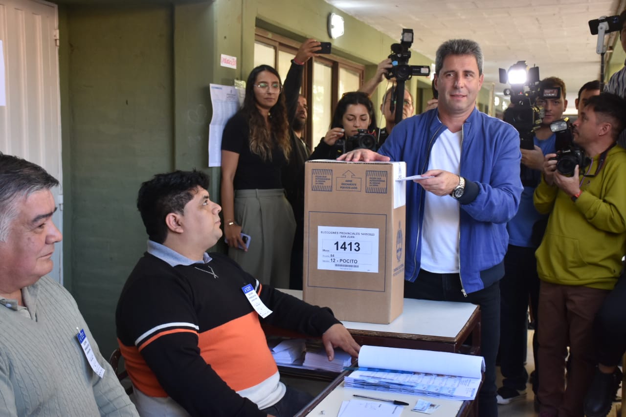 Uñac votó en Pocito y dijo: “Lo básico para                     un país es el respeto a las instituciones”