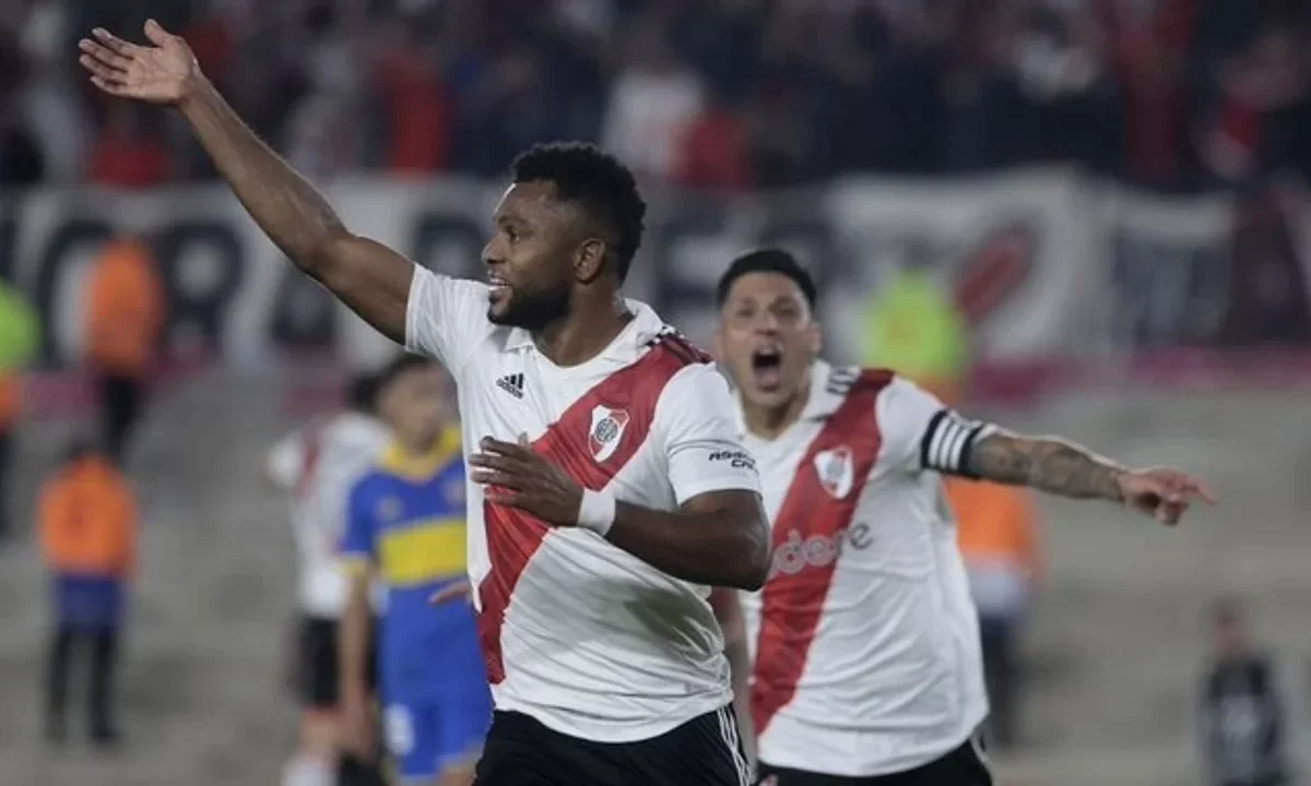 River le ganó a Boca en el final y los                    futbolistas protagonizaron una batalla campal (VER EL RESUMEN)