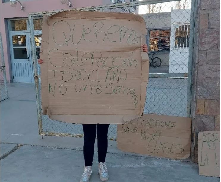 Cubiertos con frazadas y mantas reclamaron calefacción en la escuela Cabot de Iglesia