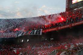 Tragedia en el Monumental: un hincha murió al caer de una tribuna y suspendieron el partido