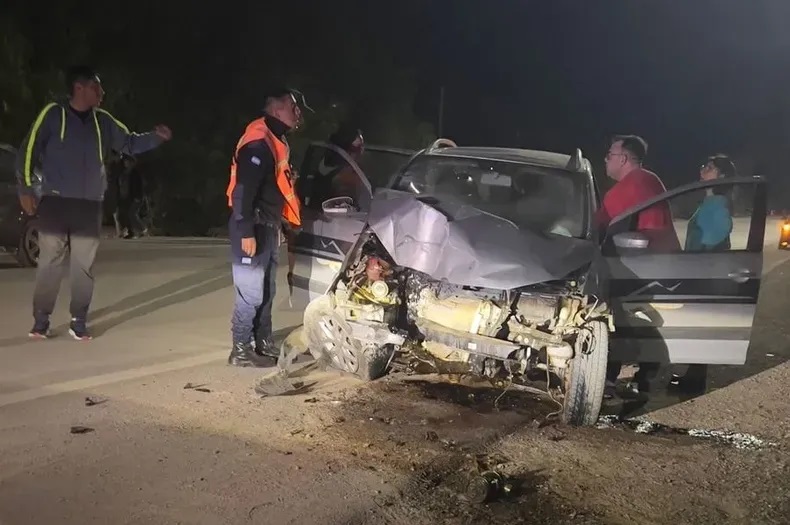 Jáchal: Un hombre muere al estrellar                                    su auto contra un poste de luz