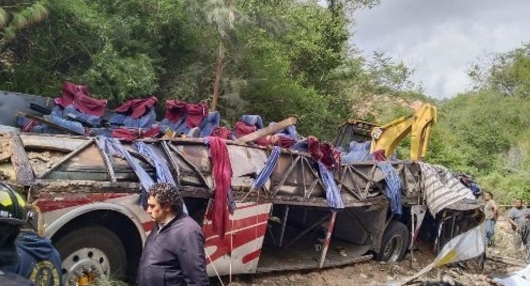 Tragedia en México: un micro desbarrancó y murieron al menos 27 personas
