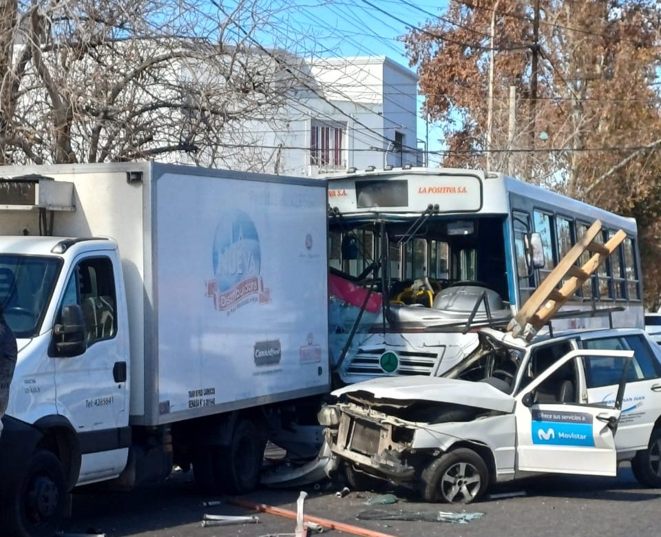 Siniestro Vial múltiple dejó como saldo un fallecido y 8 heridos.