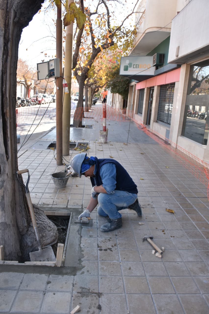 Piden que se revisen los contratos para reparar veredas en Capital