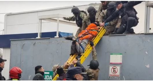 Tras reducirlo bajaron al hombre que amenazaba con suicidarse