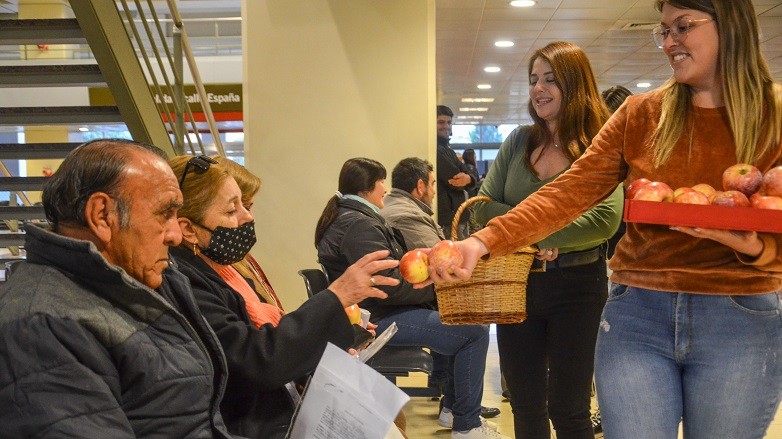 Una manzana por un abrazo para incentivar la alimentación saludable