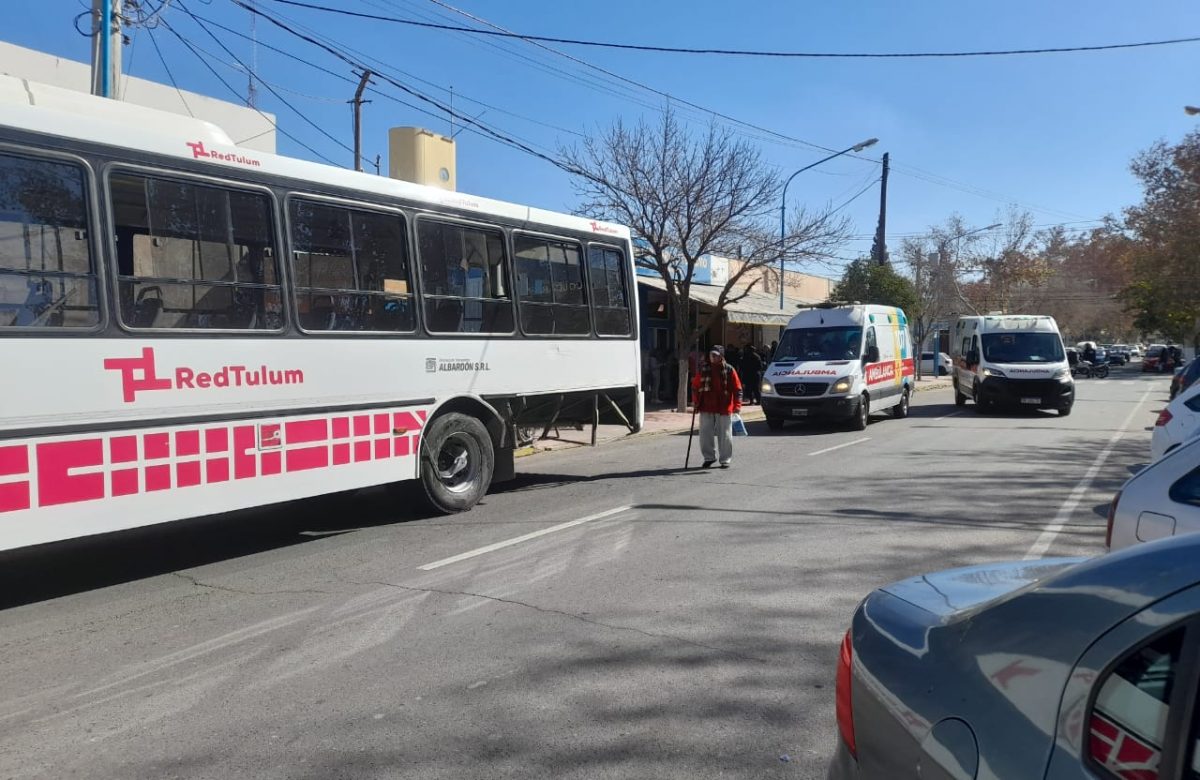 Fuerte choque entre un camión y un colectivo