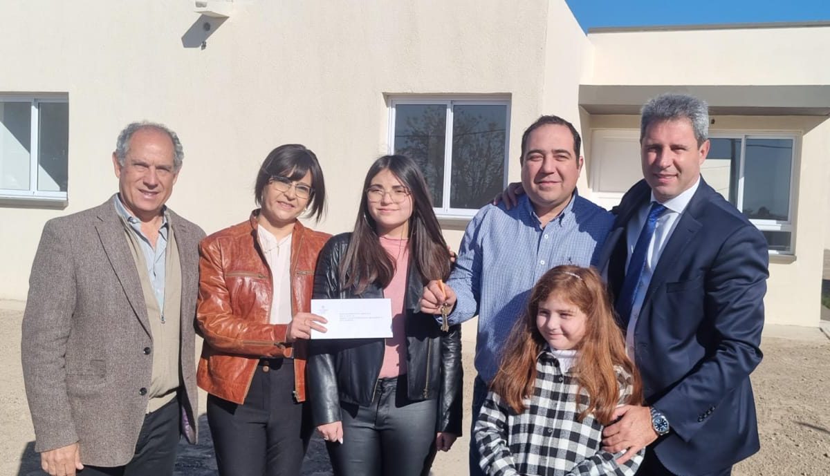 Uñac entregó 46 viviendas en Rawson