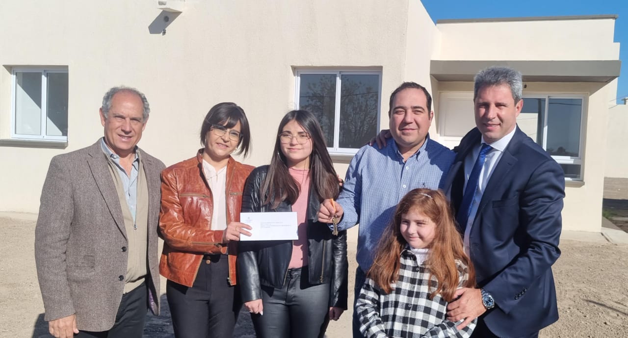 Uñac entregó 46 viviendas en Rawson