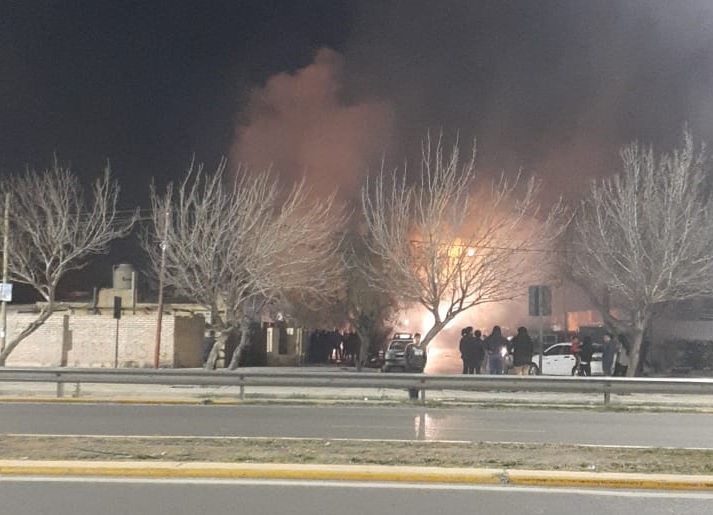 Dos personas heridas en una dudosa explosión en una casa en Rawson