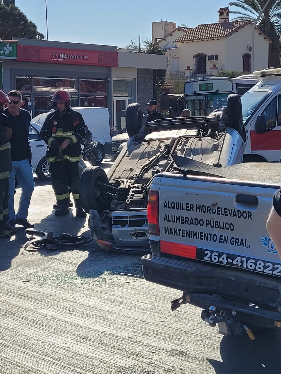Espectacular vuelco en la Avenida Central