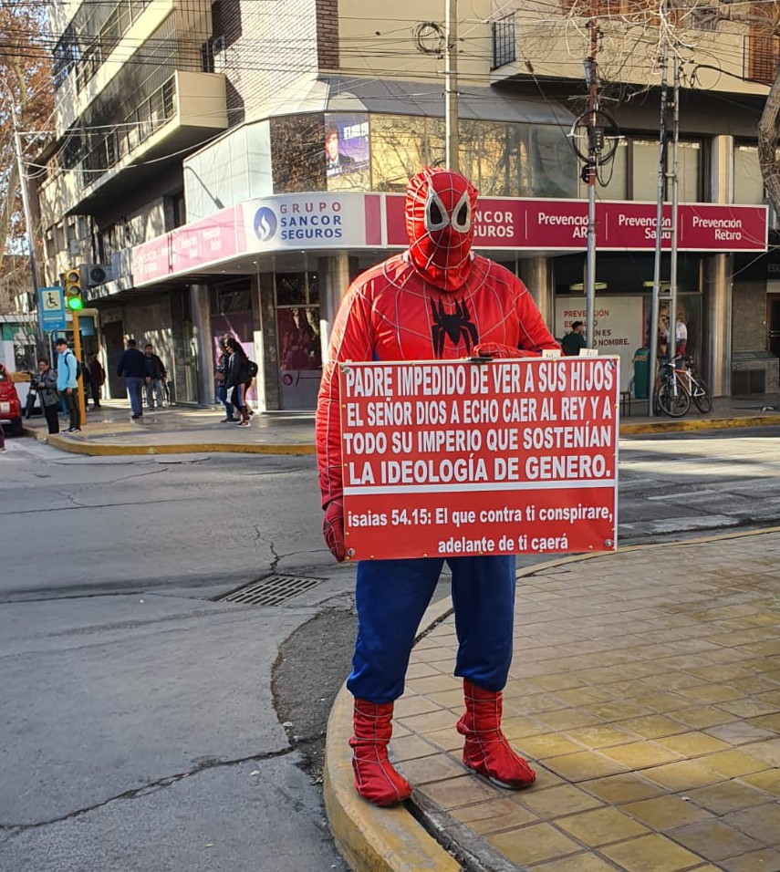 Pide ver a sus hijos caracterizado de Hombre Araña
