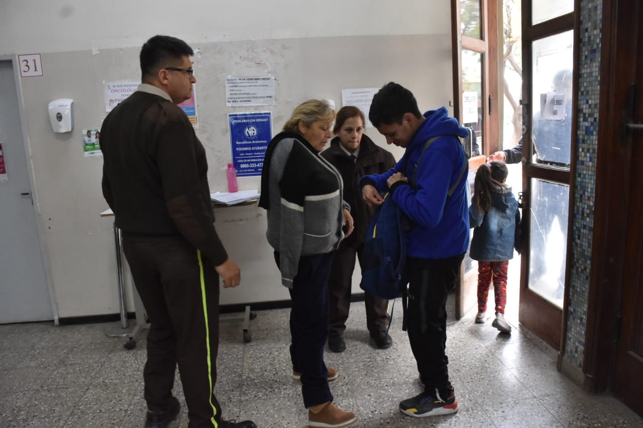 Hospital Rawson: estricto control en el ingreso al edificio