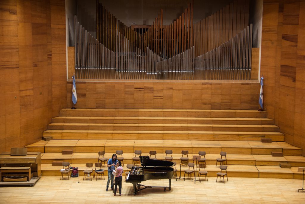 Rinden homenaje musical a una docente