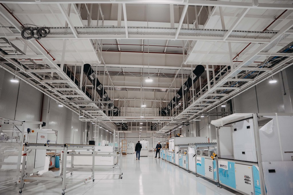 El representante del BID recorrió la fábrica de paneles solares en Pocito