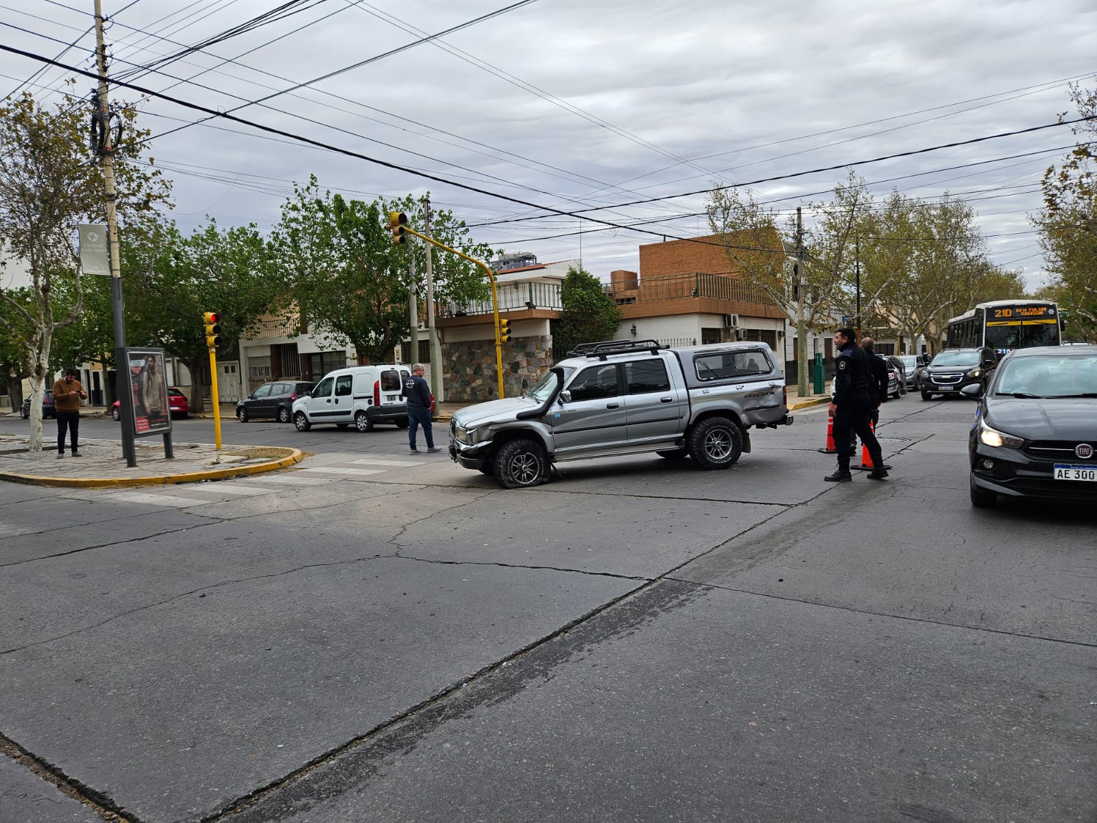 Choque en una esquina muy transitada