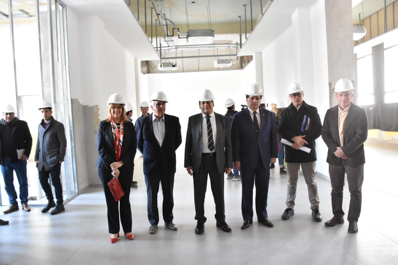 Recorren las obras de remodelación del edificio 9 de Julio