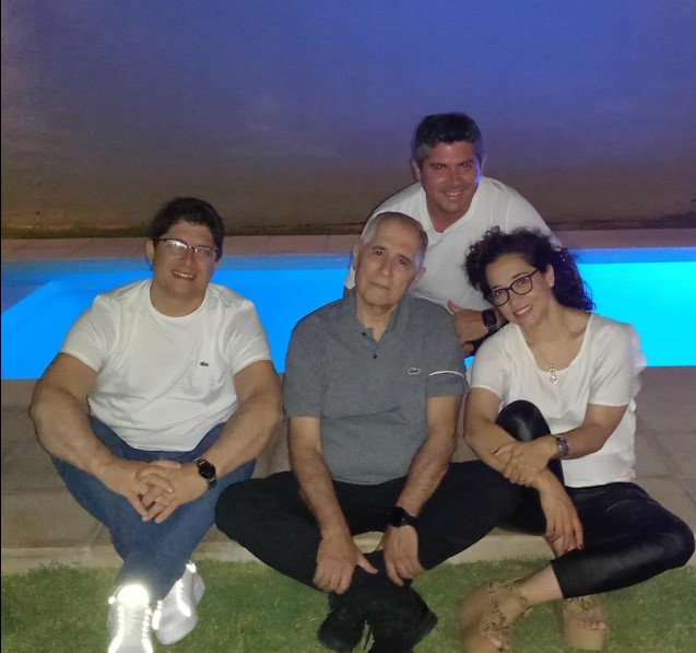 Humberto Orrego junto a sus tres hijos