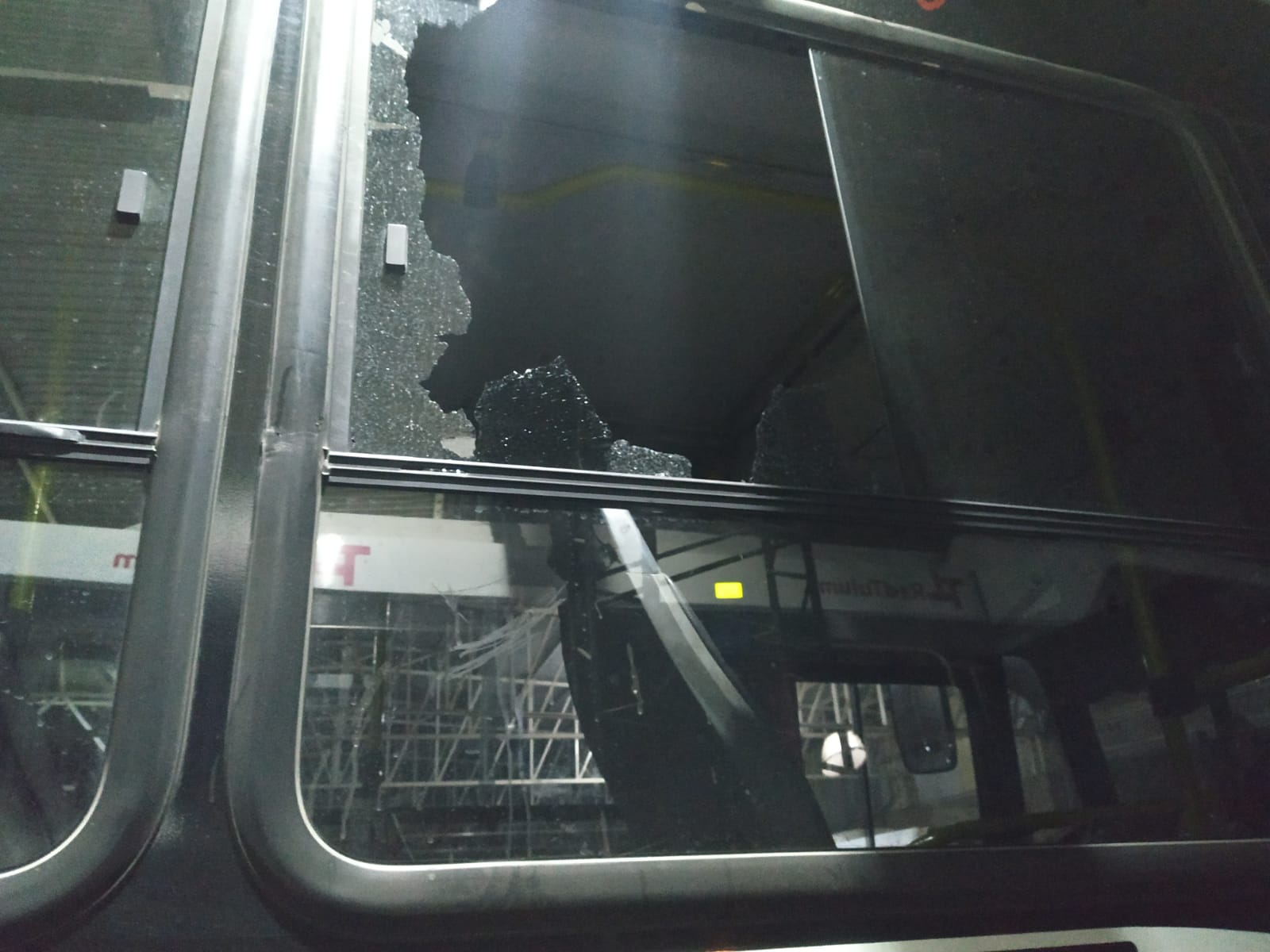 Atacan a pedradas a un colectivo en La Bebida
