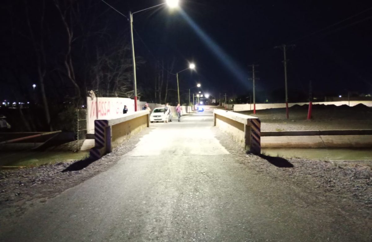 Murió un hombre tras perder el control de su moto y caer a un canal