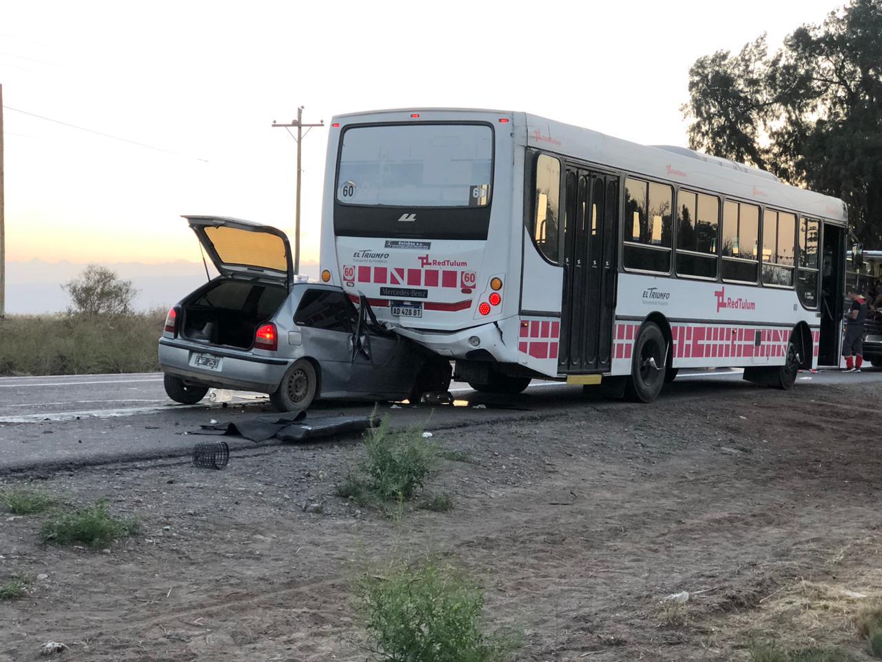 Dos heridos de gravedad luego de impactar un auto con un colectivo