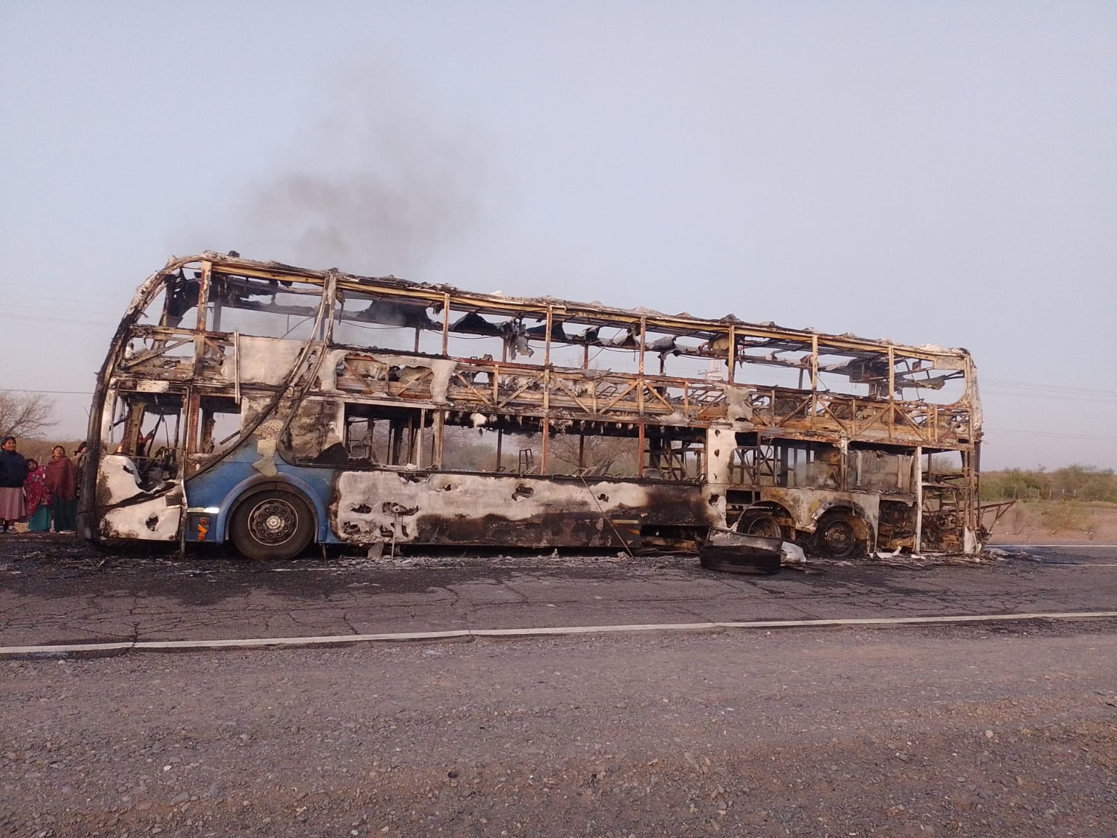 Más de 60 personas se salvaron tras incendiarse el colectivo donde viajaban