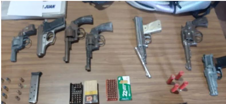 Tras allanamiento detienen a dos mujeres secuestrando 7 armas, 100 balas y drogas