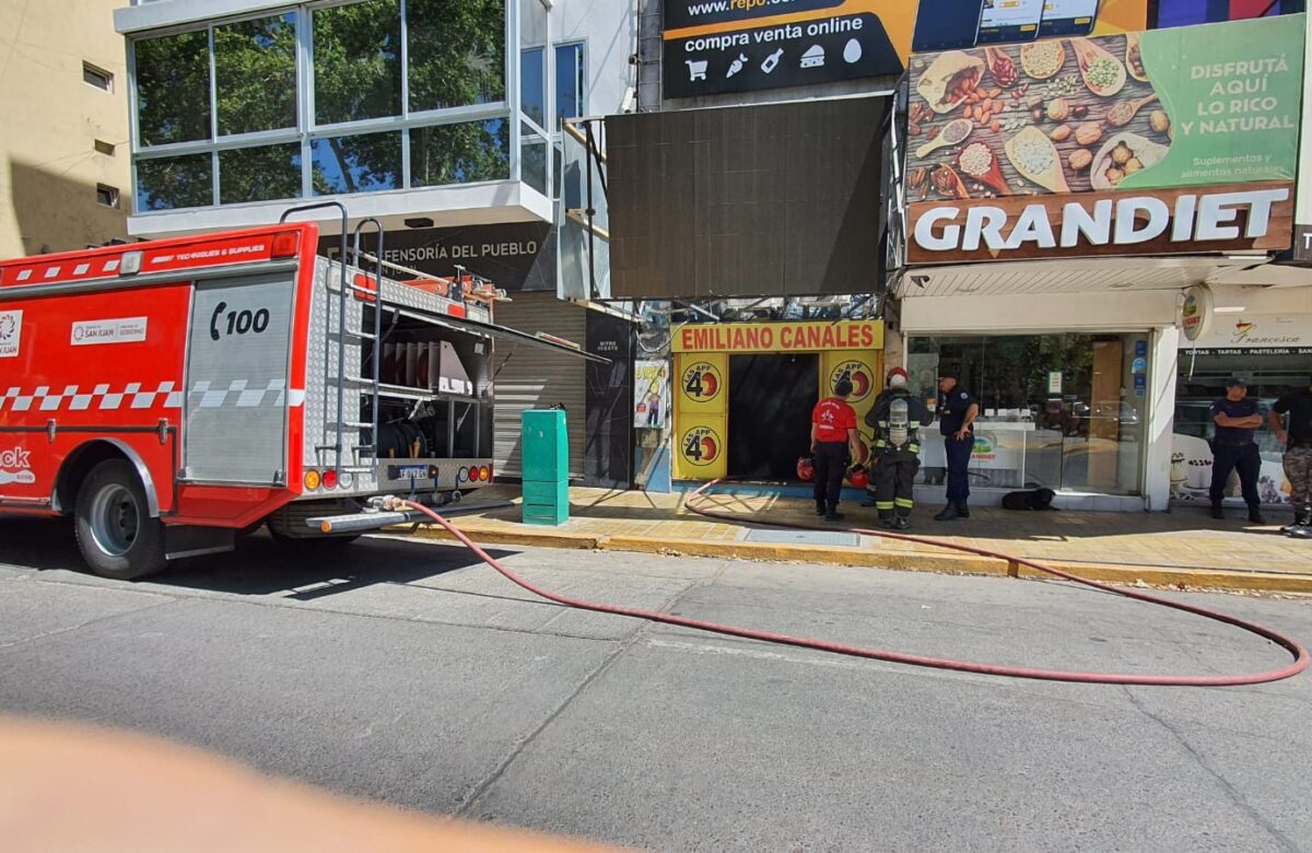 Incendio en una radio frente a la plaza 25 de Mayo