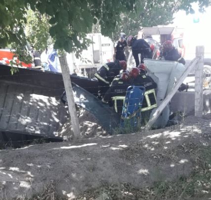 Murió chofer de Vialidad, tras volcar el camión con carga de ripio en Angaco