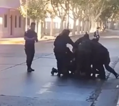 Unos 8 policías reducen a trabajadora sexual Trans