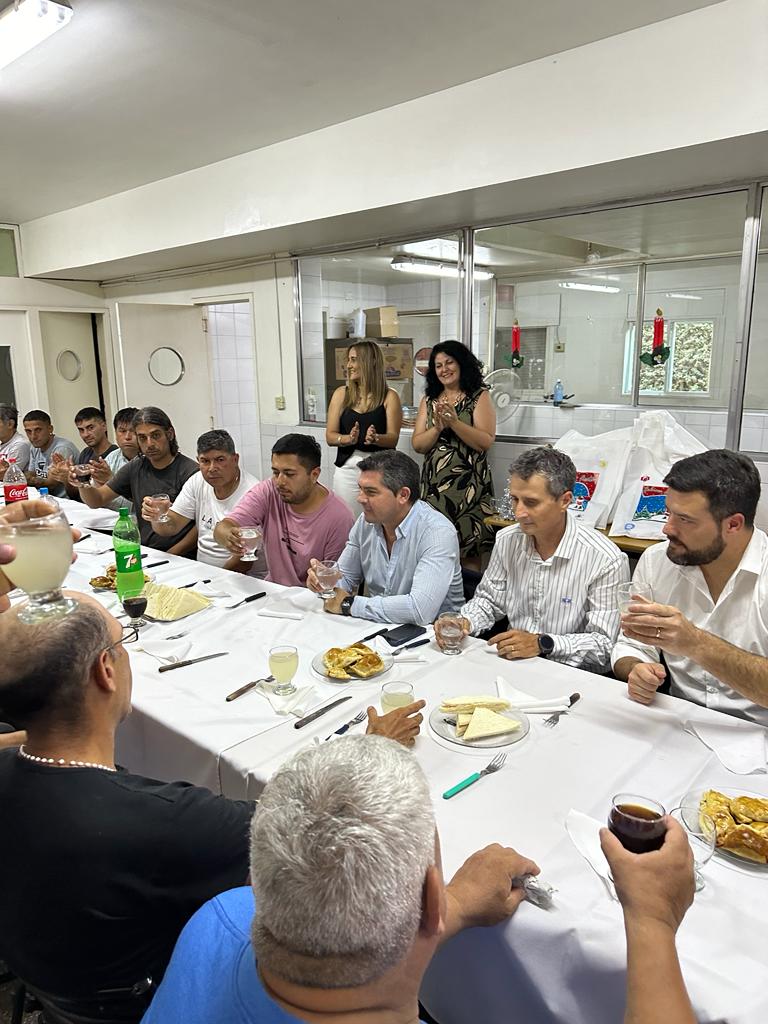 El gobernador Orrego compartió un brindis en el Hogar Papa Francisco en la Nochebuena