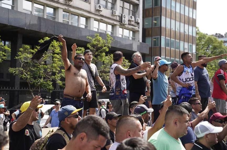 Un juez laboral rechazó la cautelar de la CGT para suspender el DNU de Milei