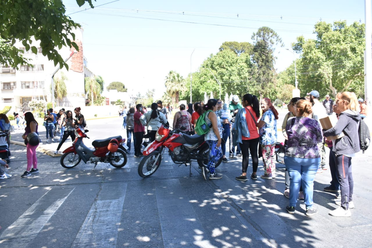 Movimientos sociales cortaron calle reclamando canasta navideña