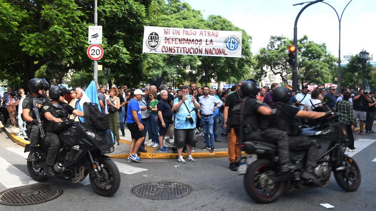 Manifestantes llegan a Tribunales en medio de gran operativo de seguridad