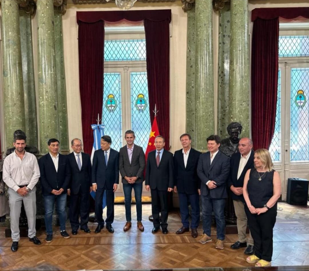 El diputado Peluc, con representantes del Gobierno de China