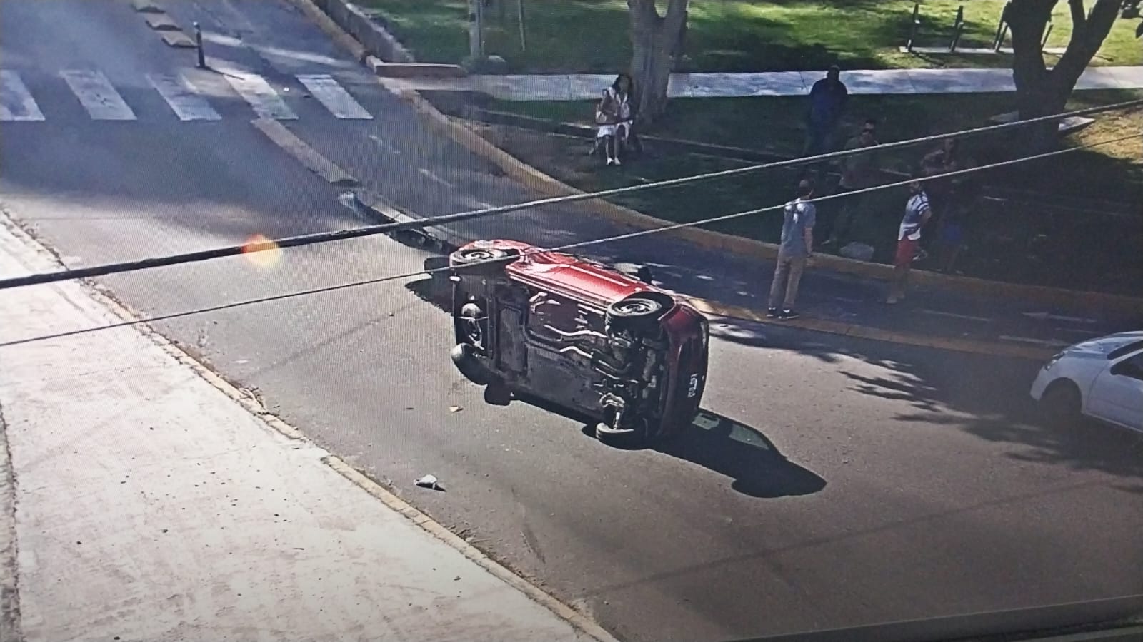 Espectacular vuelco en peligroso cruce de la Capital