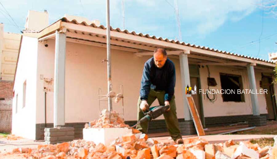 Demolición de la precaria sede de Defensa Civil